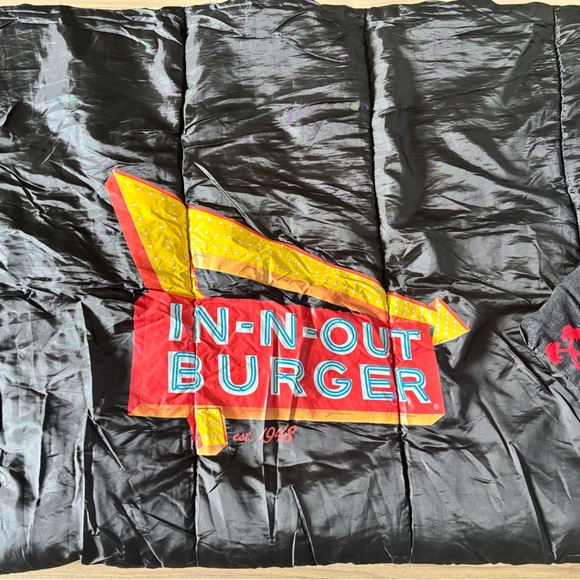 IN-N-OUT Insulated Sleeping Bag Promo Employee Issue Fleece collectable - Picture 4 of 10